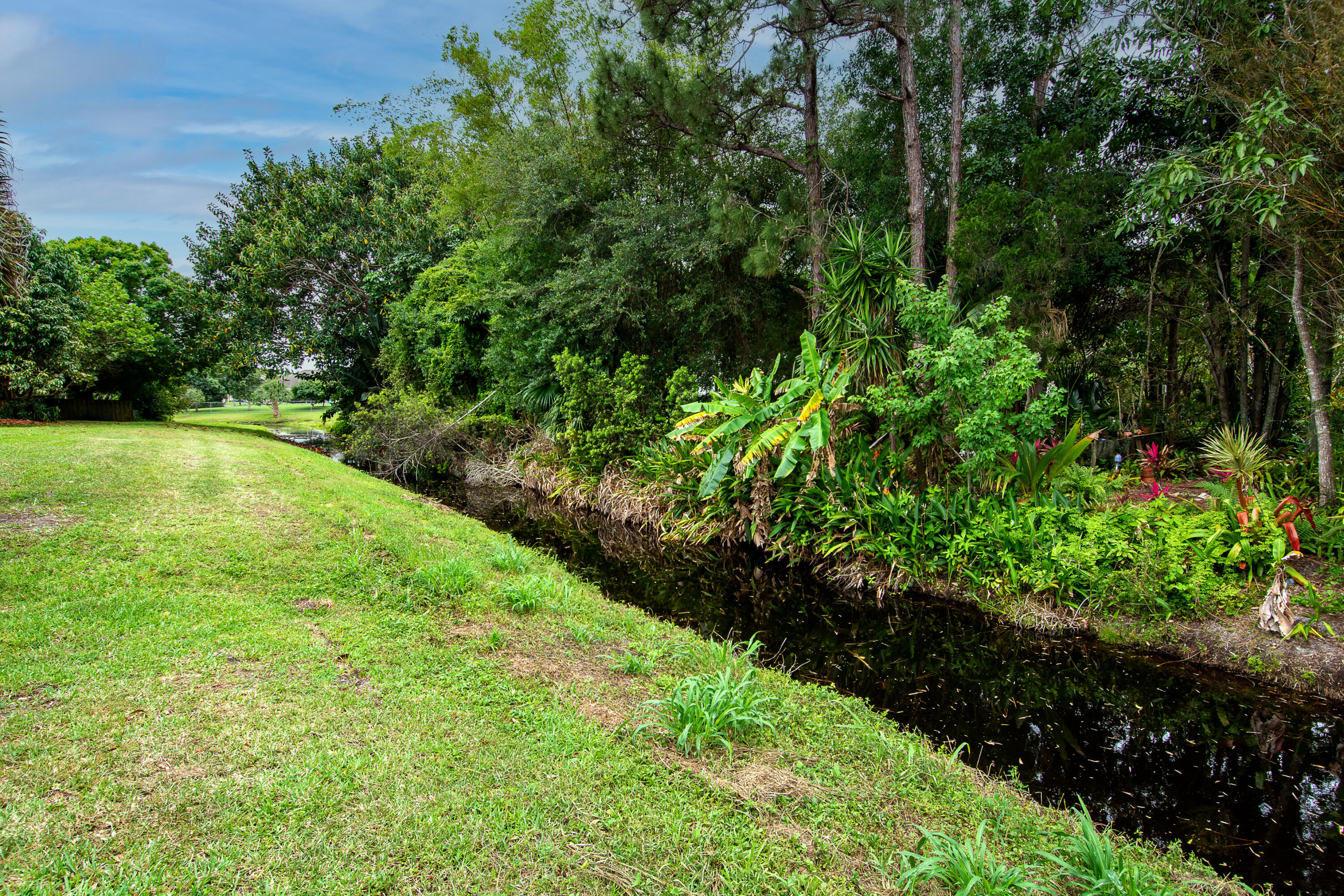 2072 Southeast Hanford Road Port St. Lucie, FL 34952 - Photo 39 of 48 a view of a garden with a fountain