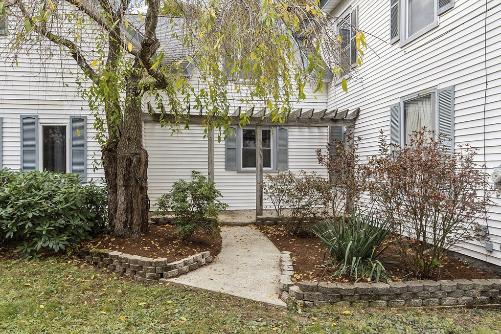 199 High Street Athol, MA 01331 - Photo 3 of 37 a front view of a house with garden