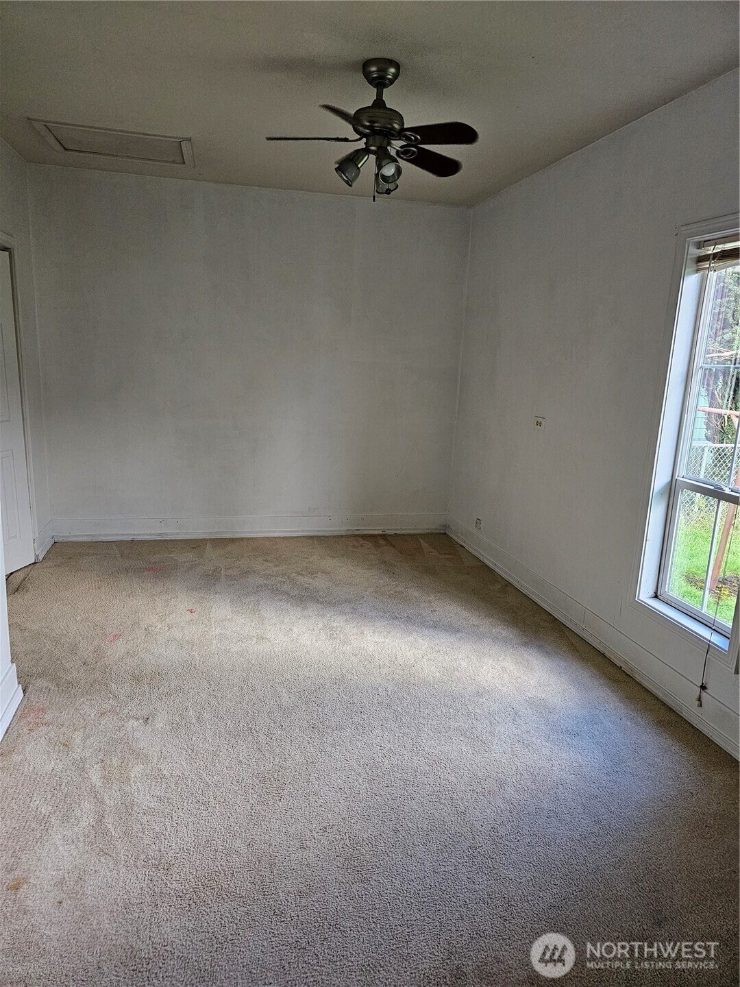 417 Monroe Street Hoquiam, WA 98550 - Photo 11 of 27 an empty room with a window and a ceiling fan