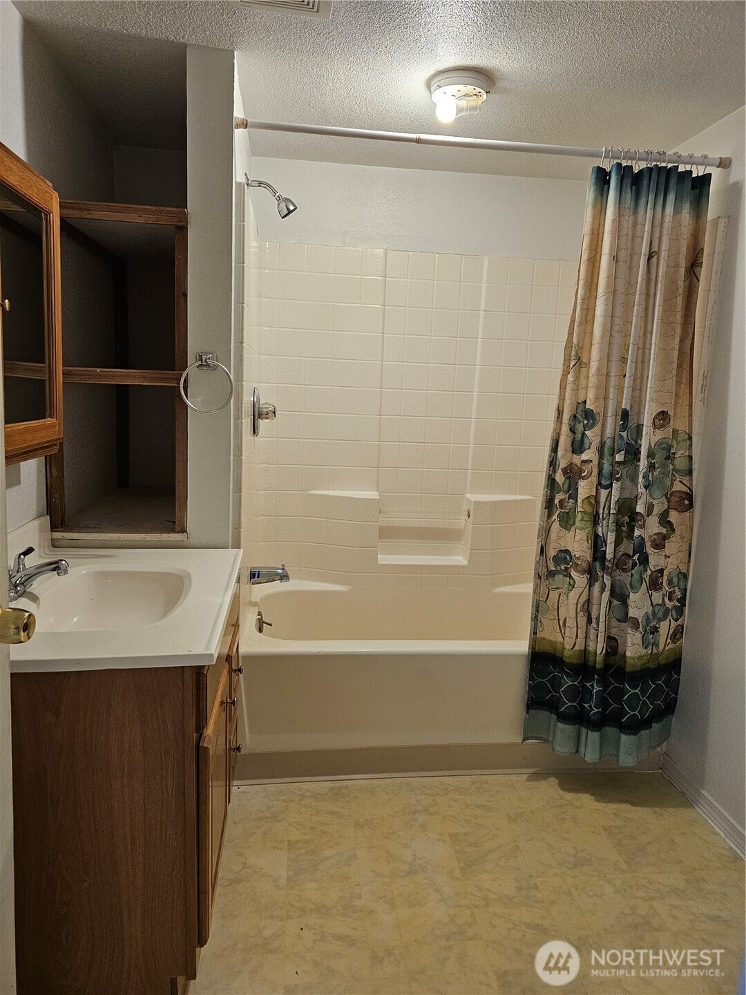 417 Monroe Street Hoquiam, WA 98550 - Photo 14 of 27 a bathroom with a bathtub and a shower
