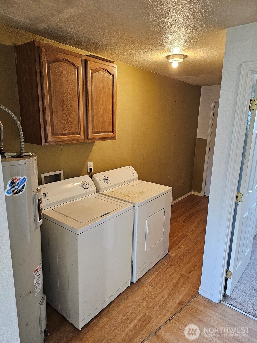 417 Monroe Street Hoquiam, WA 98550 - Photo 18 of 27 a utility room with dryer and washer