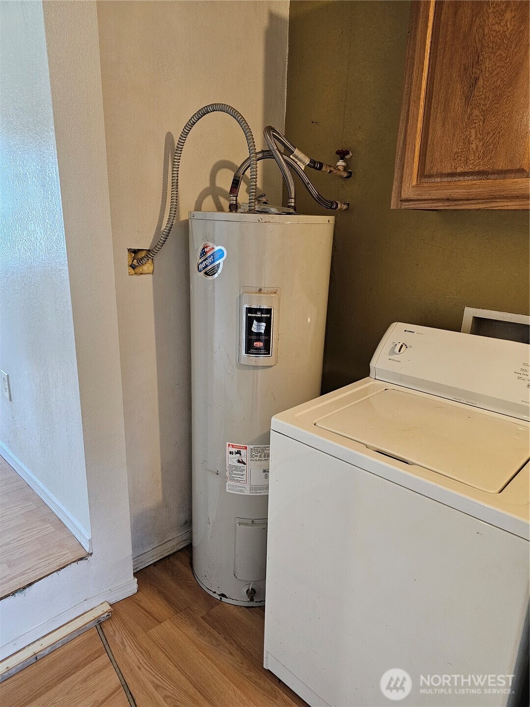 417 Monroe Street Hoquiam, WA 98550 - Photo 19 of 27 a utility room with dryer and washer