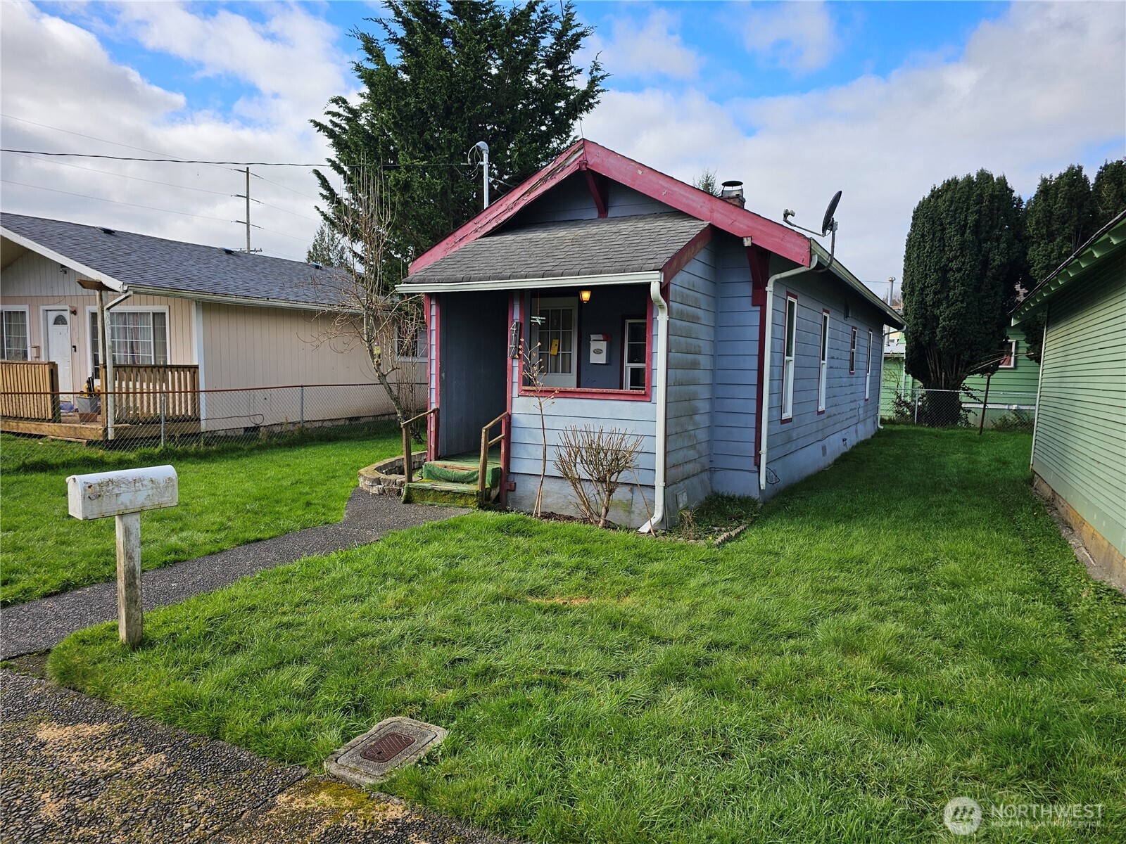 417 Monroe Street Hoquiam, WA 98550 - Photo 2 of 27 a front view of a house with a garden