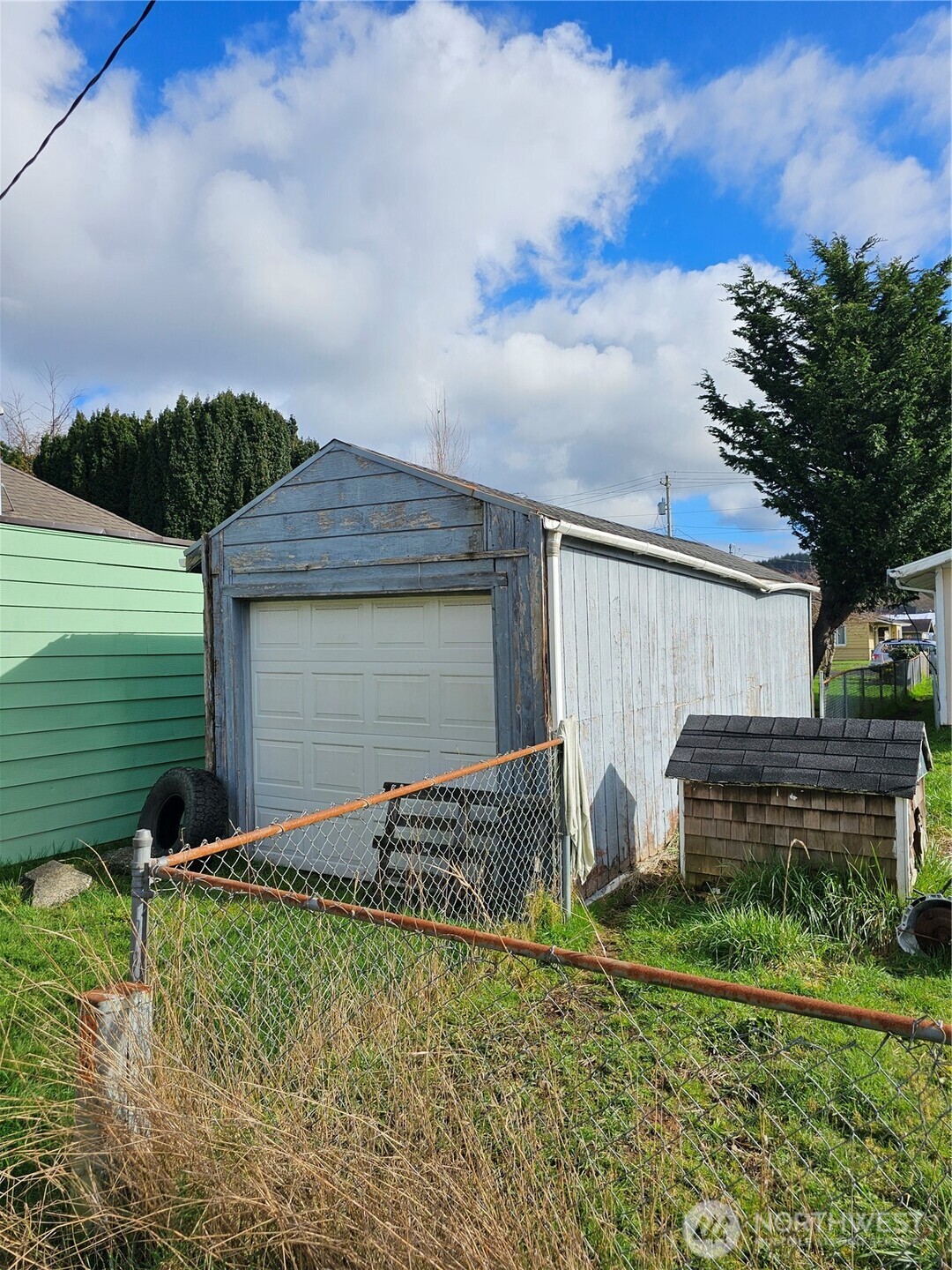 417 Monroe Street Hoquiam, WA 98550 - Photo 23 of 27 a backyard of a house with lots of green space