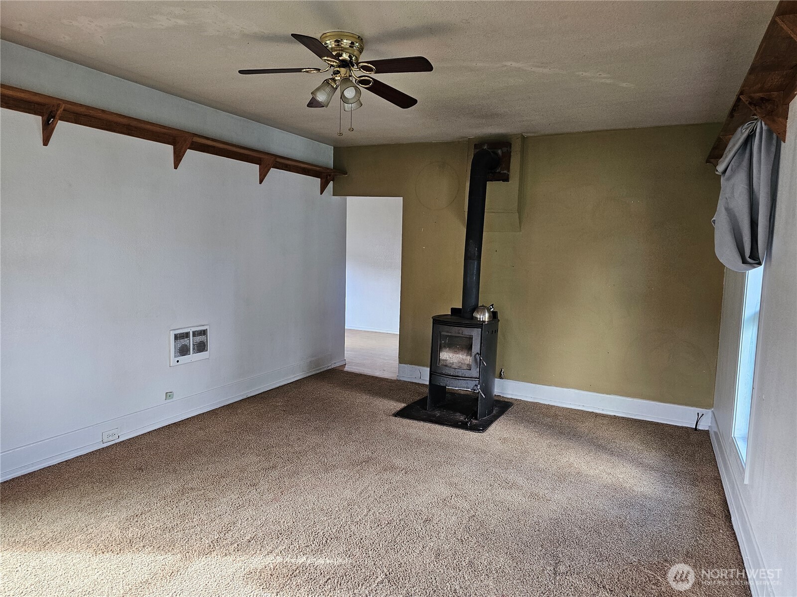 417 Monroe Street Hoquiam, WA 98550 - Photo 3 of 27 a view of a room with gym equipment