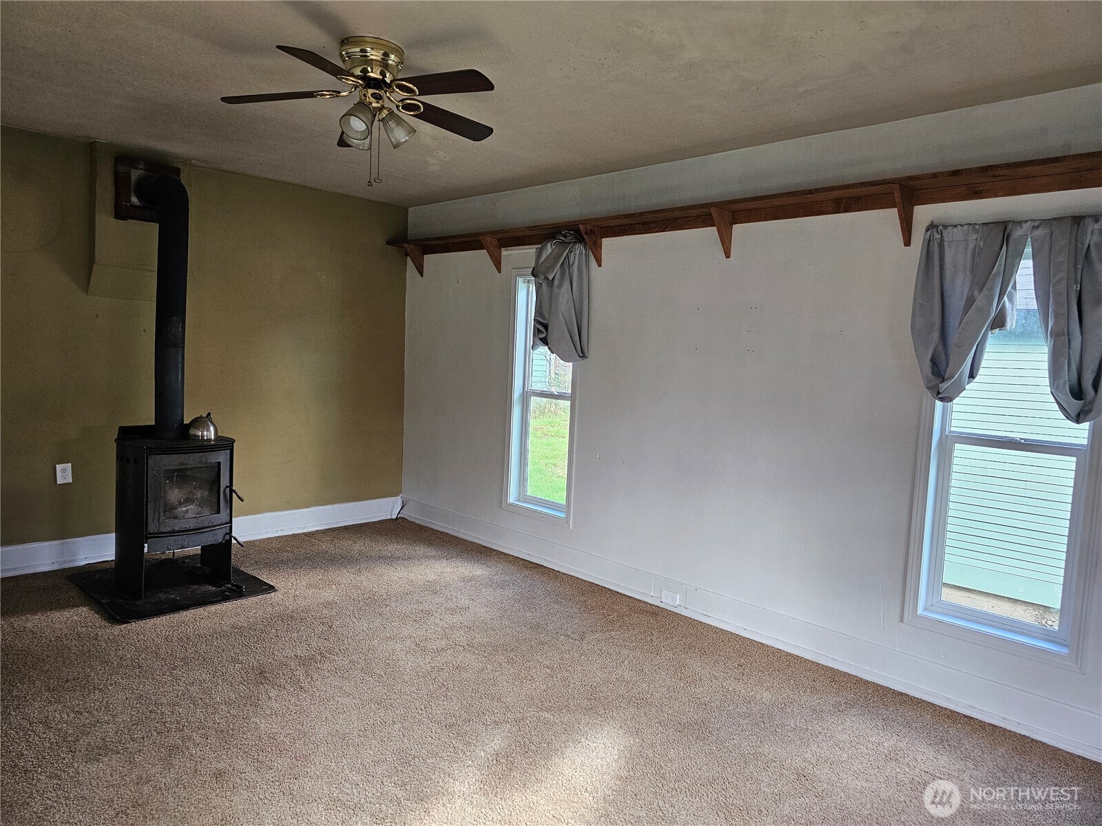 417 Monroe Street Hoquiam, WA 98550 - Photo 4 of 27 a view of room with window and ceiling fan