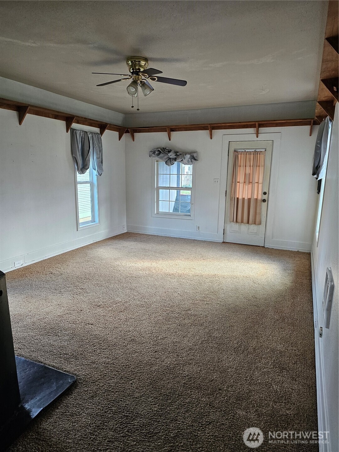 417 Monroe Street Hoquiam, WA 98550 - Photo 5 of 27 a view of an empty room and a window