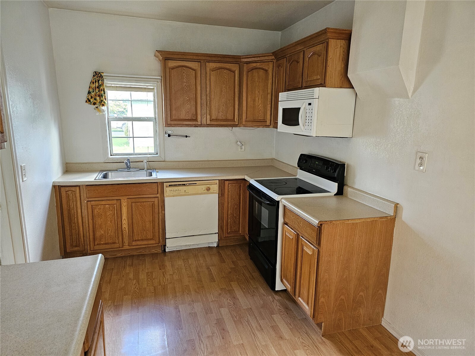 417 Monroe Street Hoquiam, WA 98550 - Photo 7 of 27 a view of a kitchen with sink and microwave