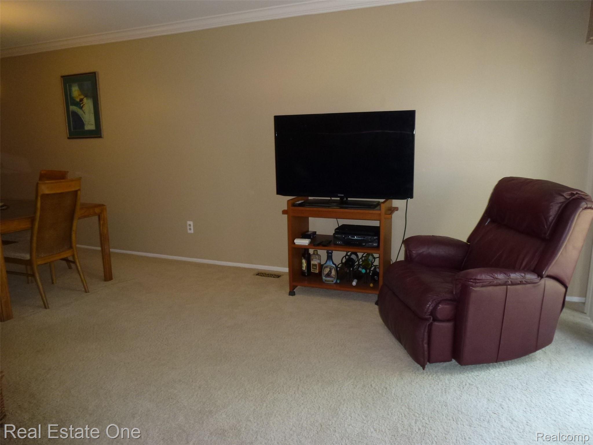 570 Tennyson, Unit 78 Rochester, MI 48307 - Photo 9 of 35 P1060954.JPG