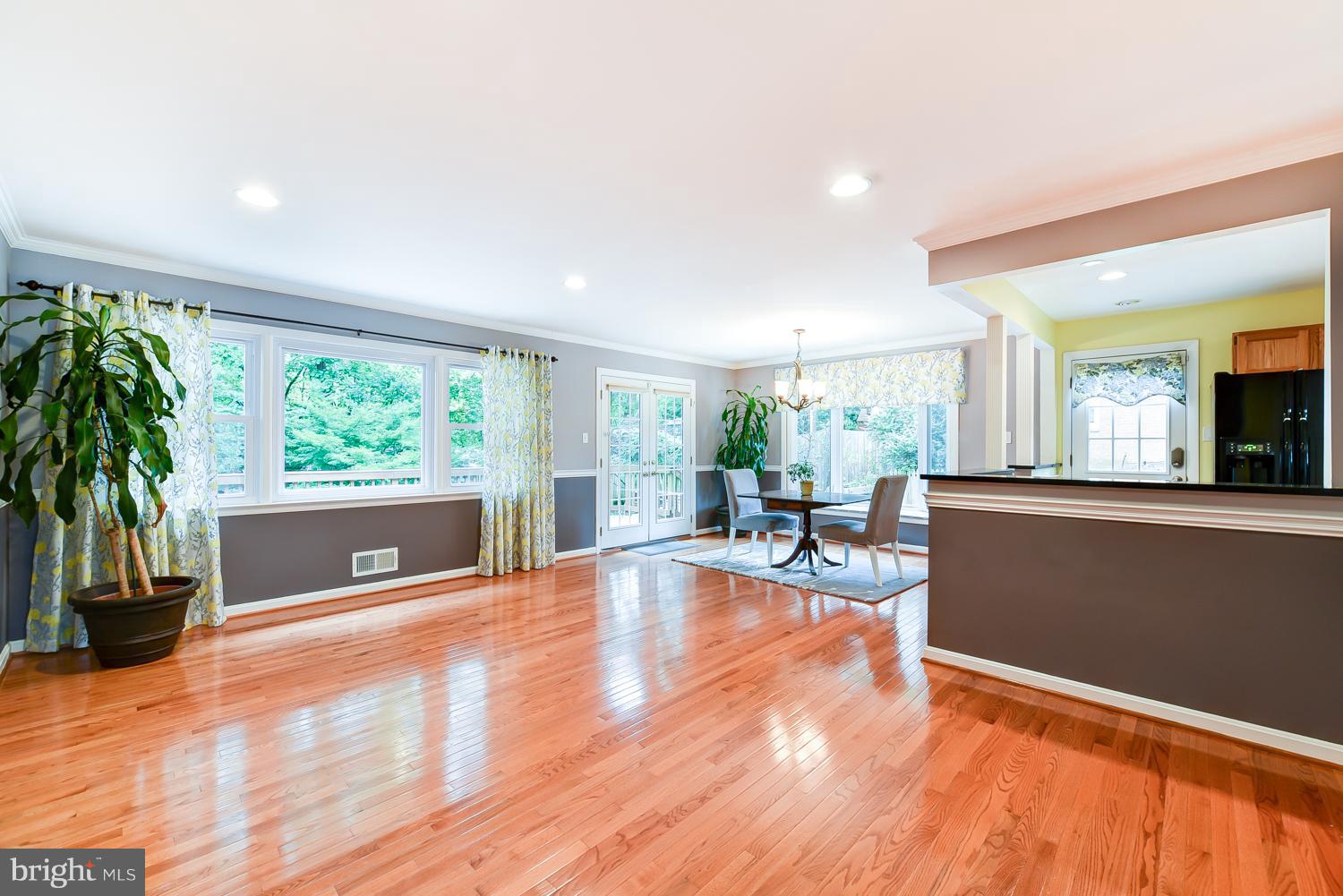 6911 Gillings Road Springfield, VA 22152 - Photo 8 of 30 Living Room