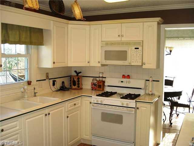 129 Bon Aire Road Elkin, NC 28621 - Photo 4 of 10 Kitchen.