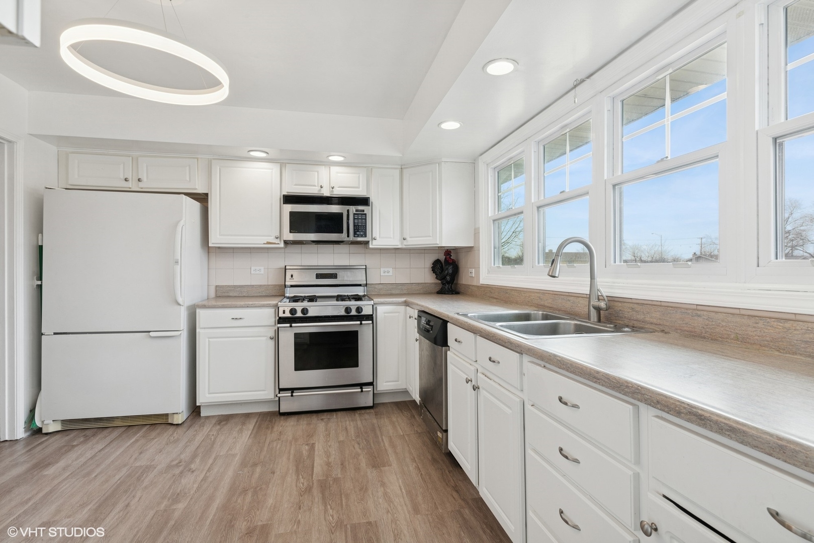 1285 Fairmont Road Hoffman Estates, IL 60169 - Photo 6 of 21 a kitchen with granite countertop a refrigerator stove and sink