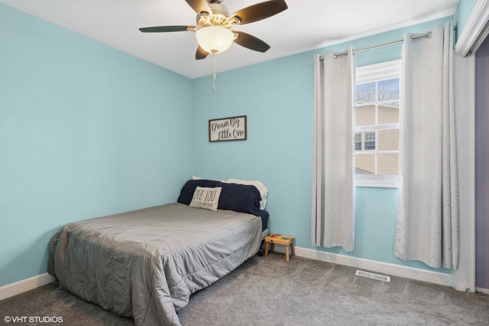 1285 Fairmont Road Hoffman Estates, IL 60169 - Photo 10 of 21 a bedroom with a bed and a window