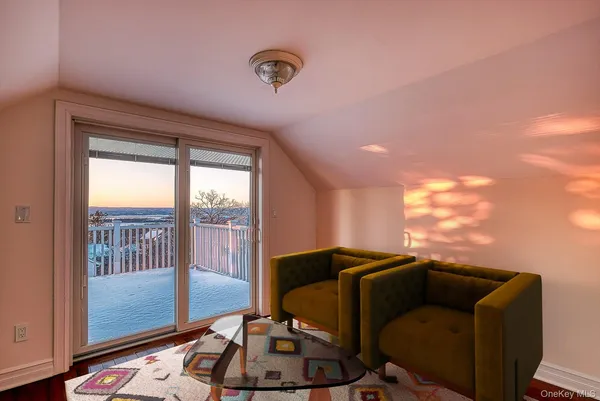 a view of a house with yard and plants