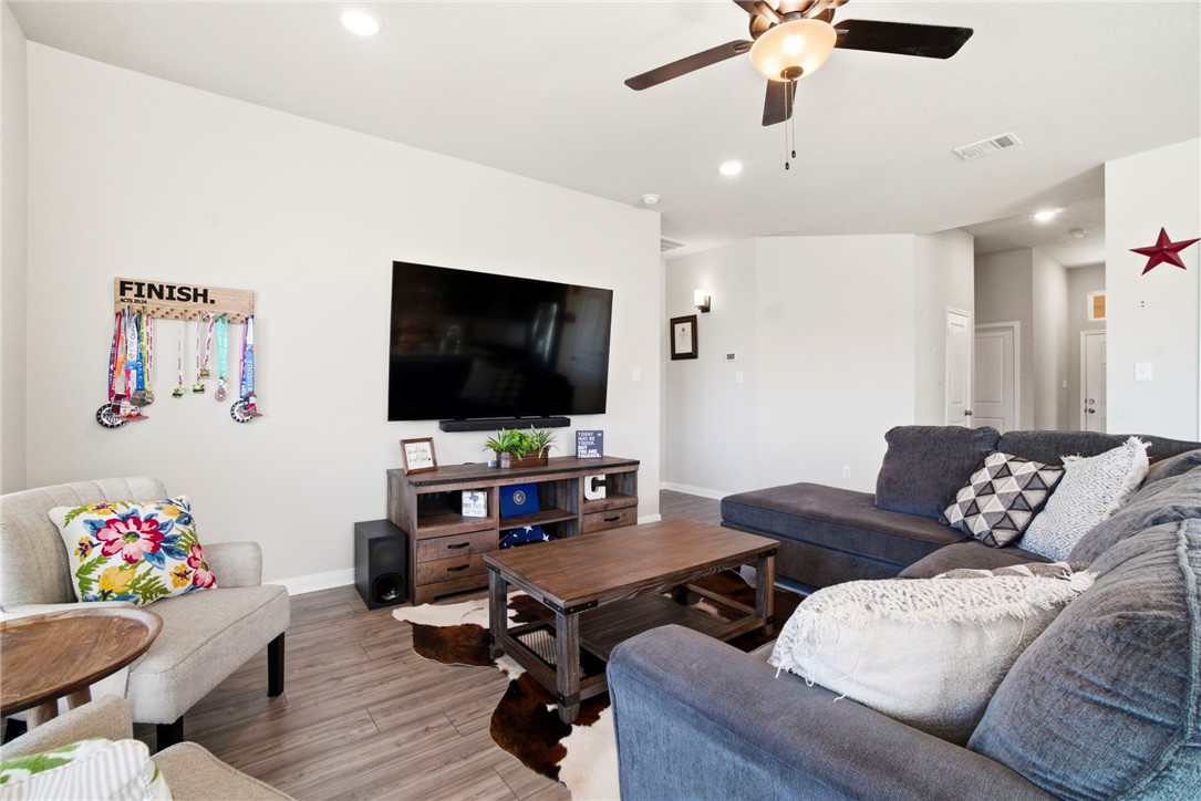 1318 Kingsgate Drive Bryan, TX 77807 - Photo 7 of 44