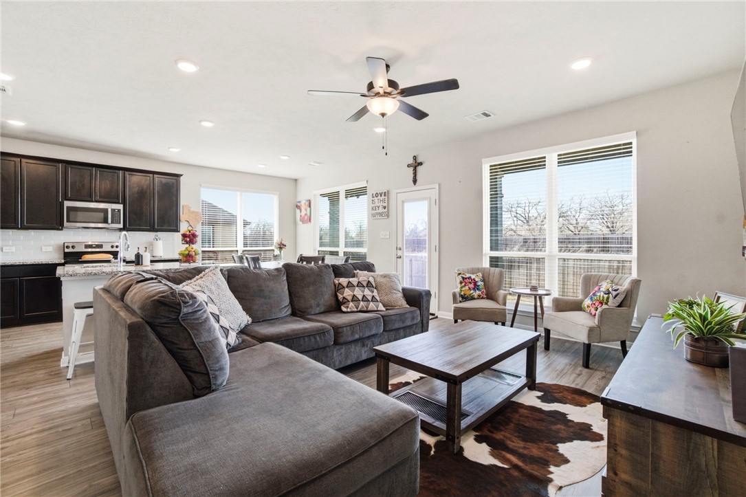1318 Kingsgate Drive Bryan, TX 77807 - Photo 8 of 44