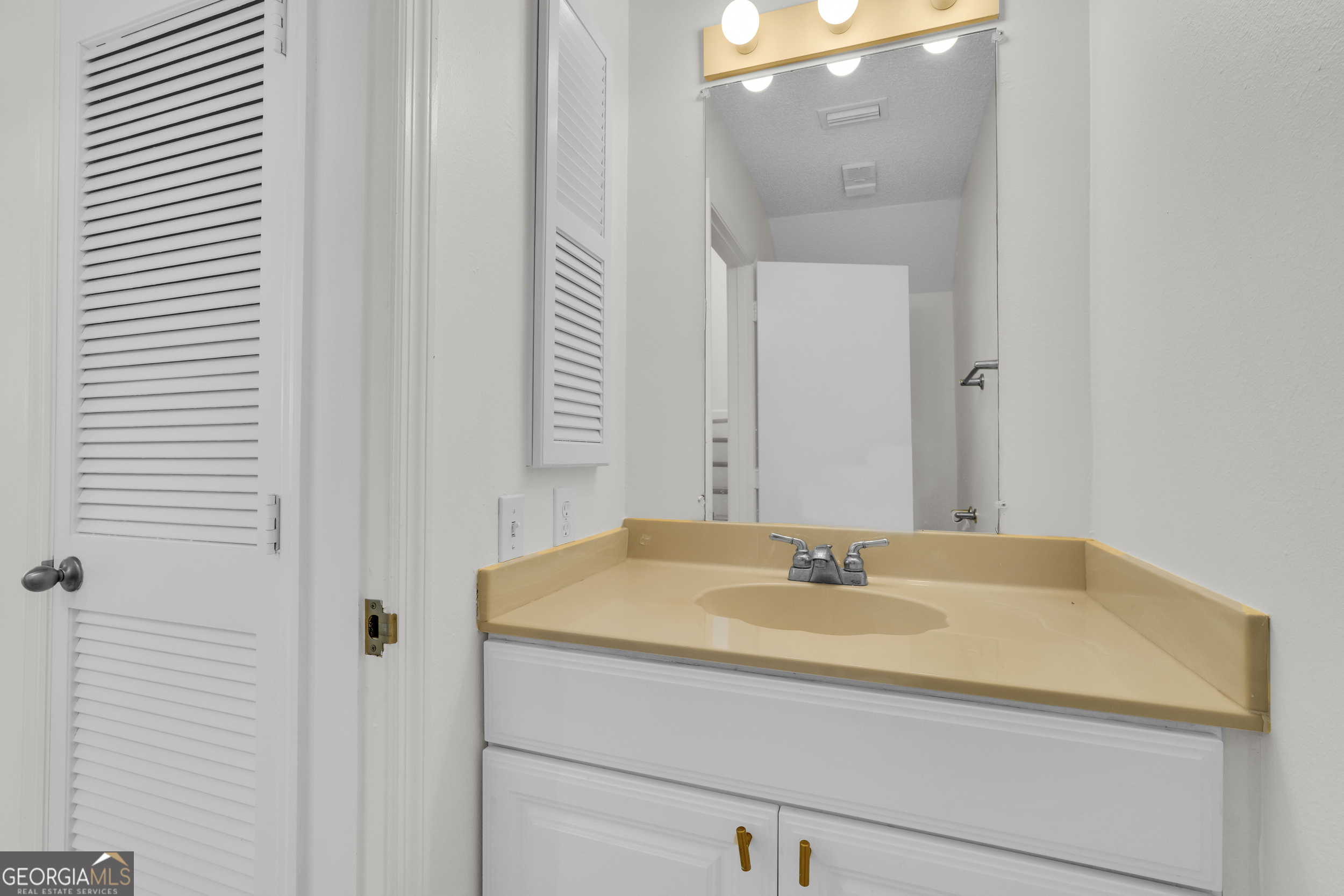 114 South Island Square Drive St. Simons, GA 31522 - Photo 31 of 51 a bathroom with a sink and a mirror