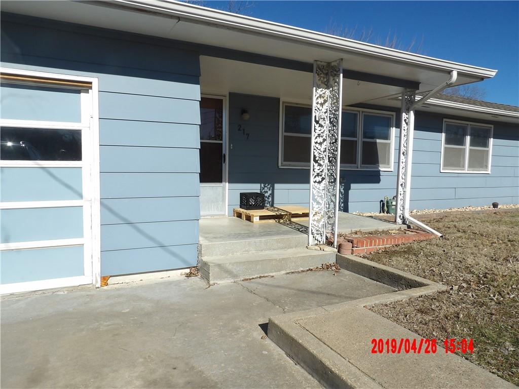 217 Warren Avenue Garnett, KS 66032 - Photo 4 of 39