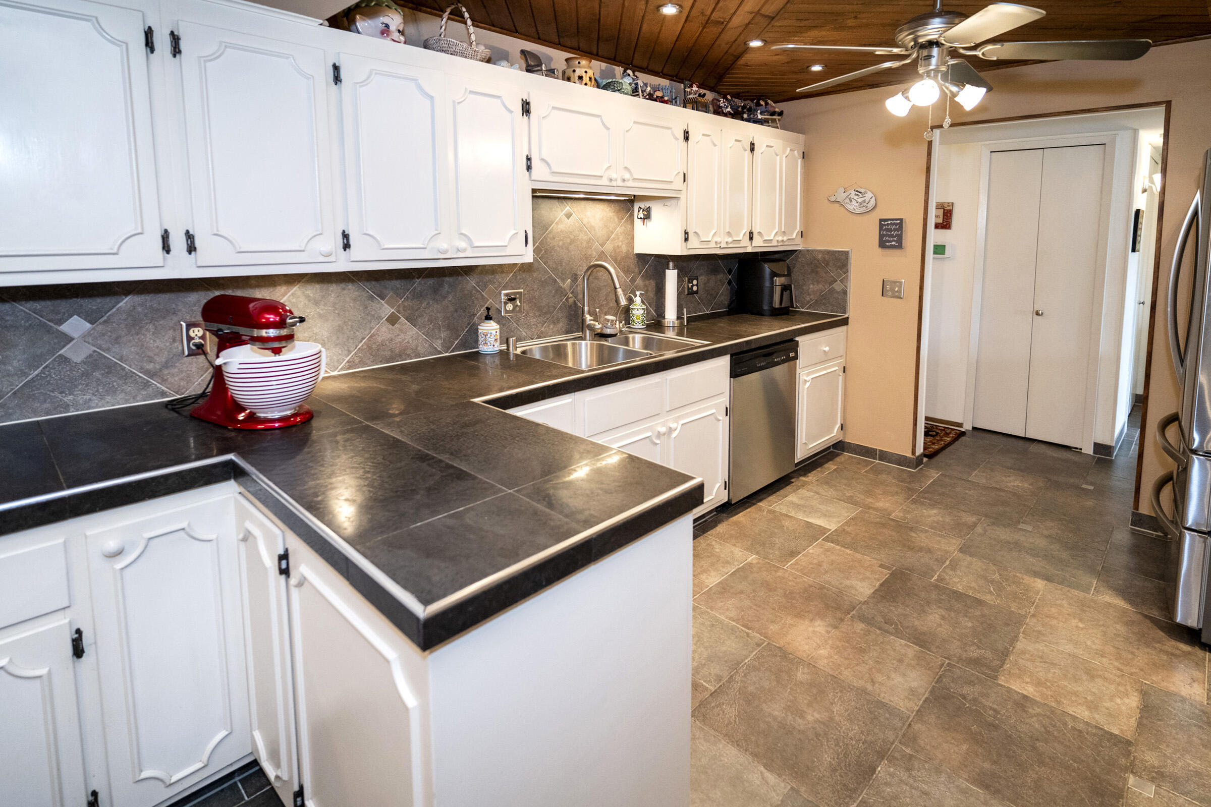 1134 Pilgrim Parkway Elm Grove, WI 53122 - Photo 11 of 43 Kitchen