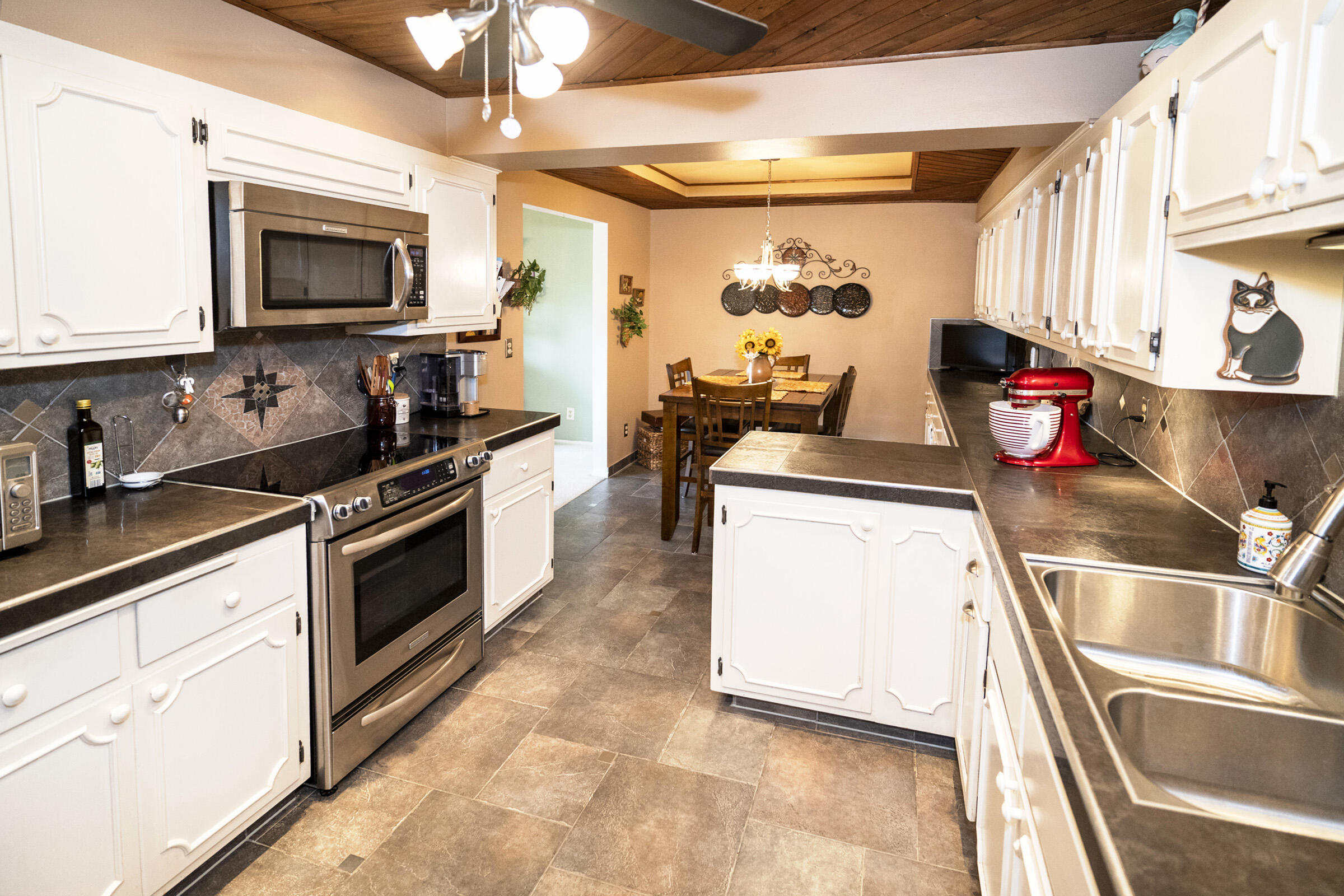 1134 Pilgrim Parkway Elm Grove, WI 53122 - Photo 12 of 43 Kitchen