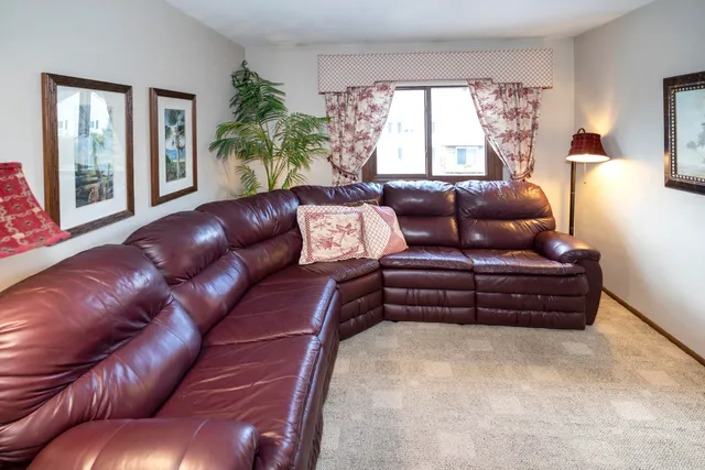 $275,000 | 1134 Pilgrim Parkway, Elm Grove, WI 53122