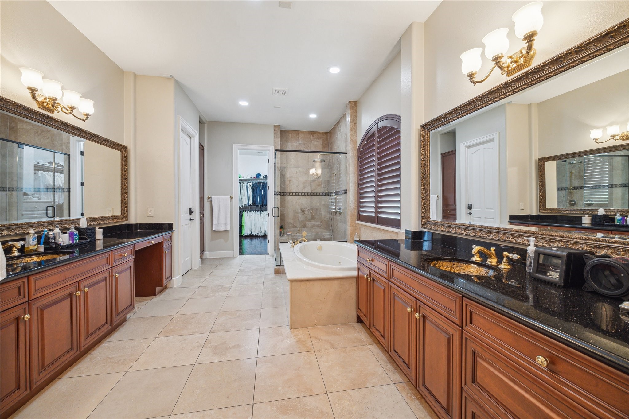 3319 Bridgeberry Lane Houston, TX 77082 - Photo 19 of 50 First floor master bathroom with 2 spacious separate vanities, soaking tub, walk in shower and two walk in closets.