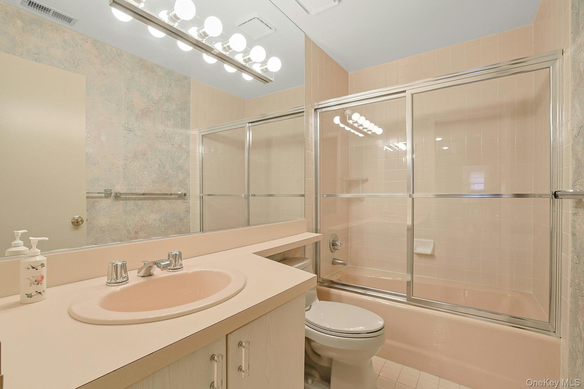 44 Westfield Road White Plains, NY 10605 - Photo 23 of 40 Hallway full bathroom