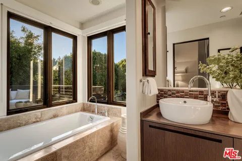 $2,595,000 | 861 20th Street, Unit 1, Santa Monica, CA 90403