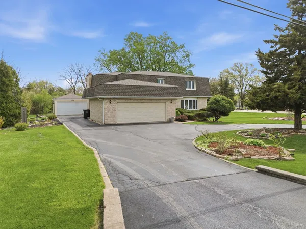 $799,000 | 1735 Larson Lane, Roselle, IL 60172
