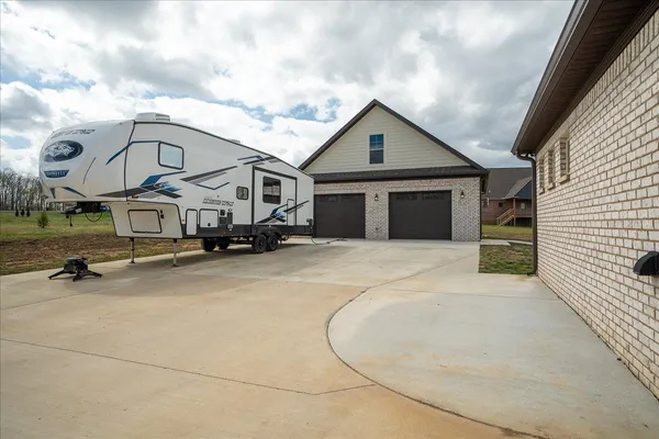 $634,000 | 114 Hurst Drive, Leoma, TN 38468