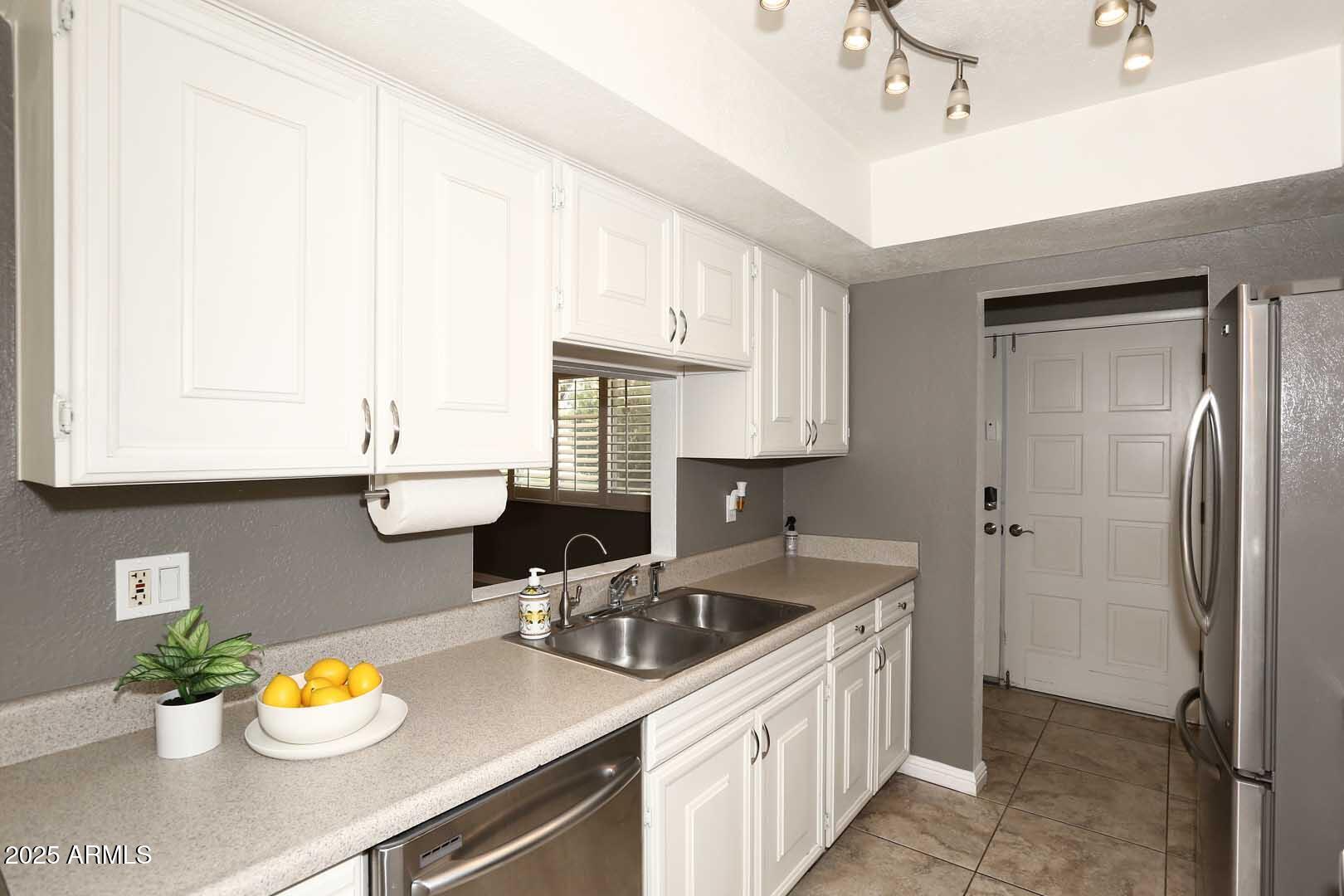 3928 North Granite Reef Road Scottsdale, AZ 85251 - Photo 13 of 50 Kitchen2