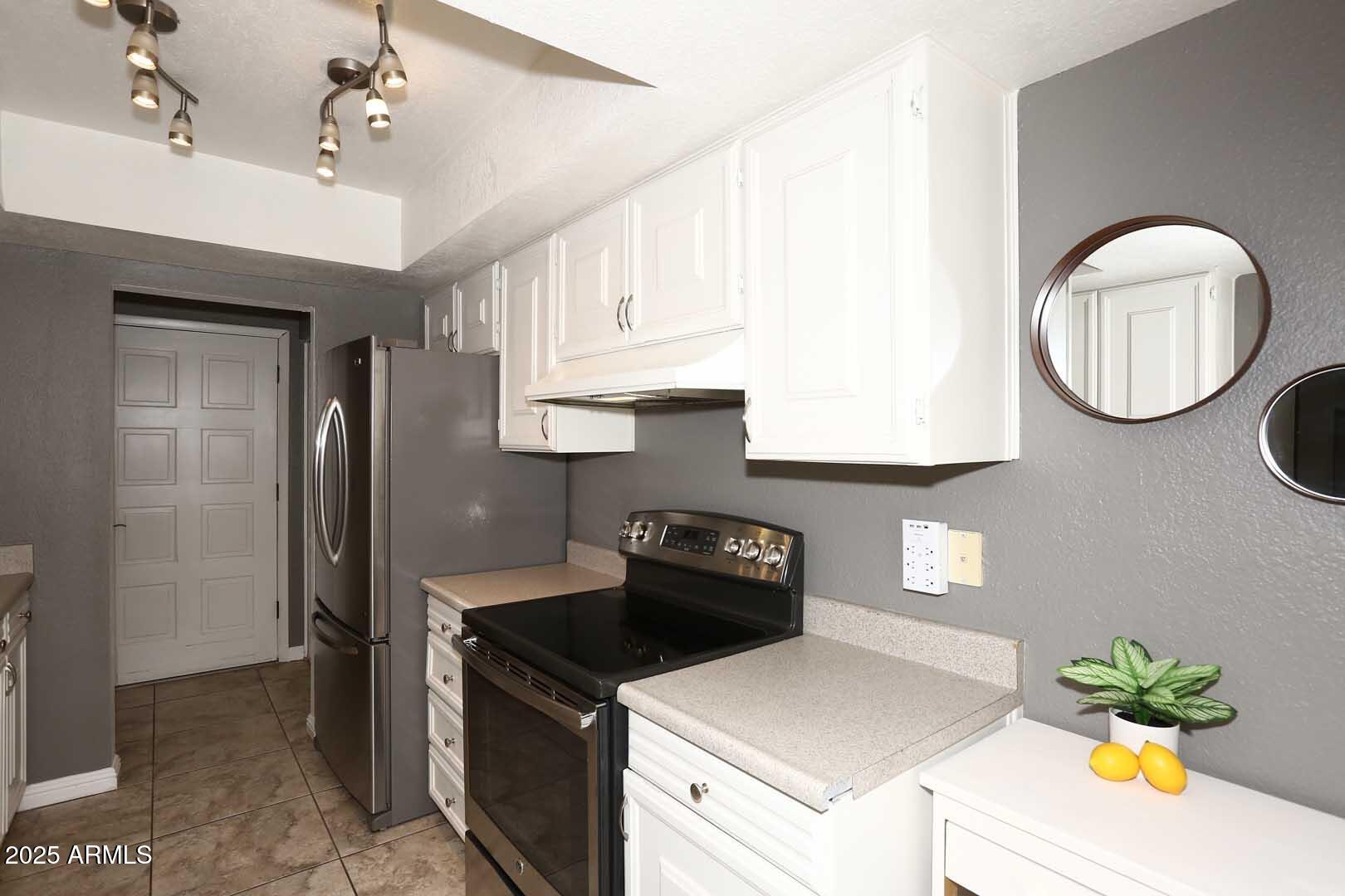 3928 North Granite Reef Road Scottsdale, AZ 85251 - Photo 14 of 50 Kitchen-Range