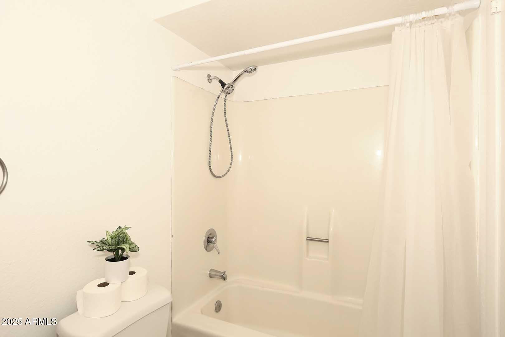 3928 North Granite Reef Road Scottsdale, AZ 85251 - Photo 31 of 50 Hall Bath-Tub