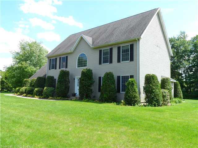 a view of a house with backyard and garden