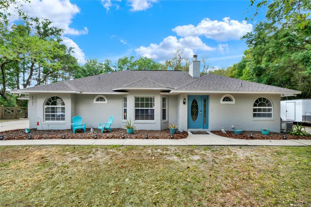 a front view of house with yard
