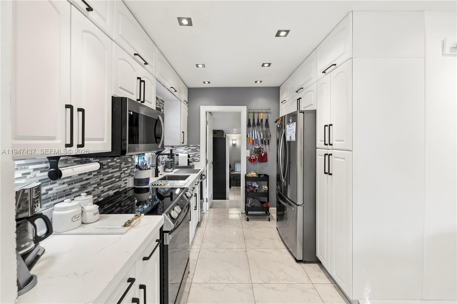 117 Southwest 6th Street Hallandale Beach, FL 33009 - Photo 11 of 40