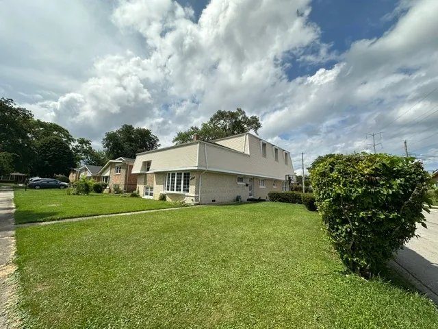 $2,799 | 5212 Harmswood Terrace, Skokie, IL 60077