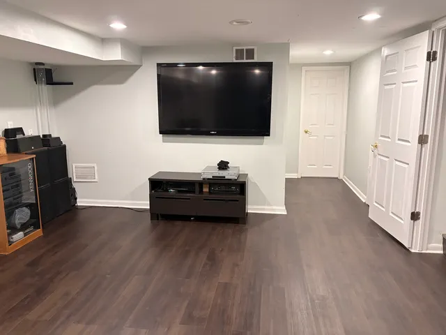 $2,799 | 5212 Harmswood Terrace, Skokie, IL 60077