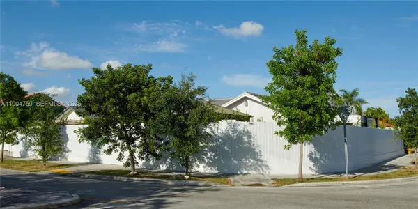 a view of a yard in front of the house