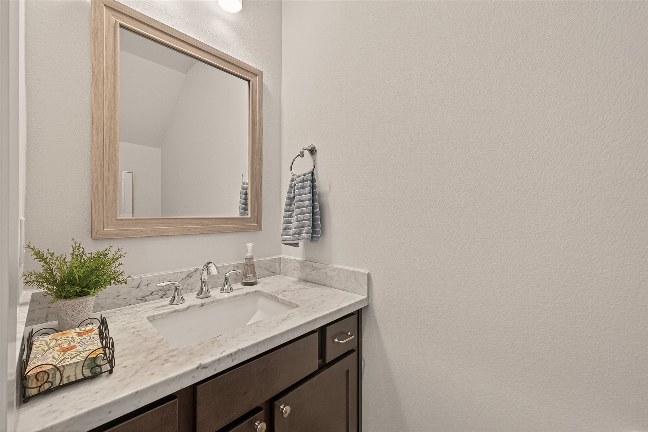 1607 West Rose Terrace Lane Houston, TX 77055 - Photo 17 of 46 Fresh powder room, first floor.