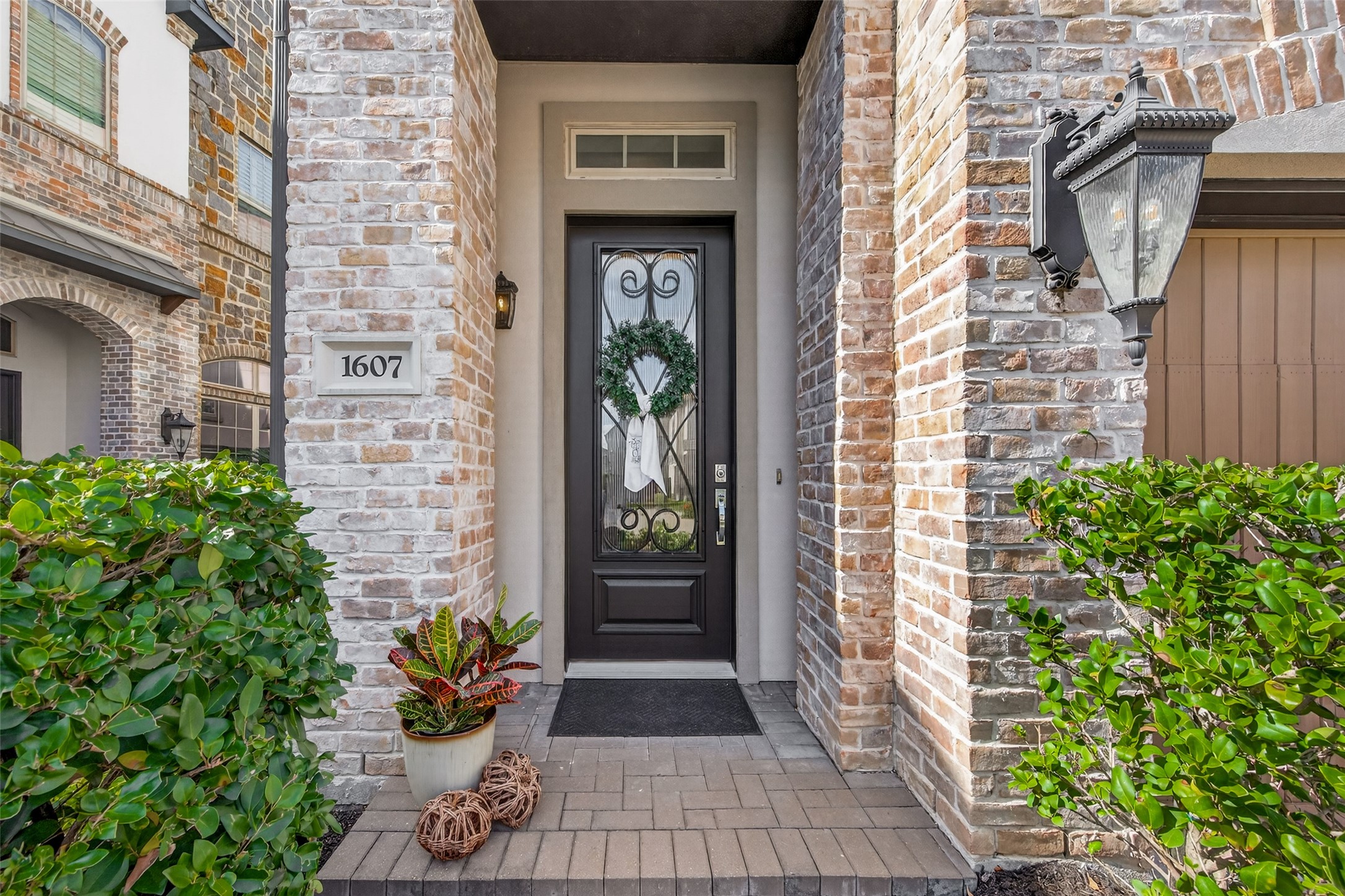 1607 West Rose Terrace Lane Houston, TX 77055 - Photo 2 of 46 Welcoming entrance