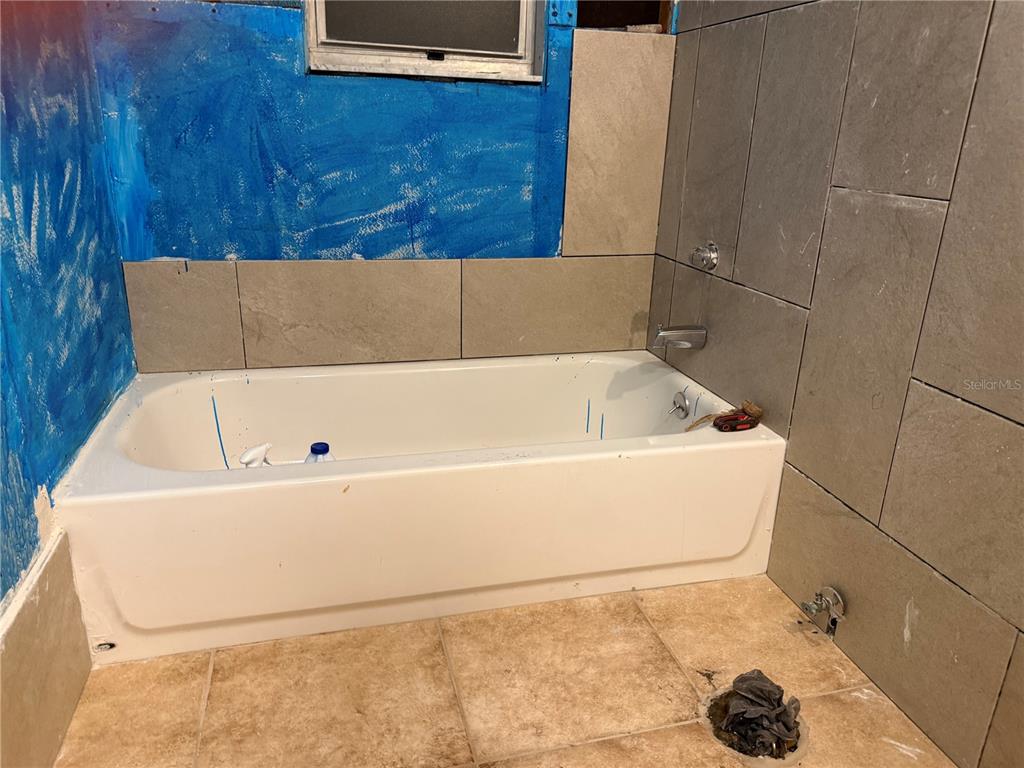 9302 Southeast Maricamp Road Ocala, FL 34472 - Photo 20 of 40 a bathroom with a tub