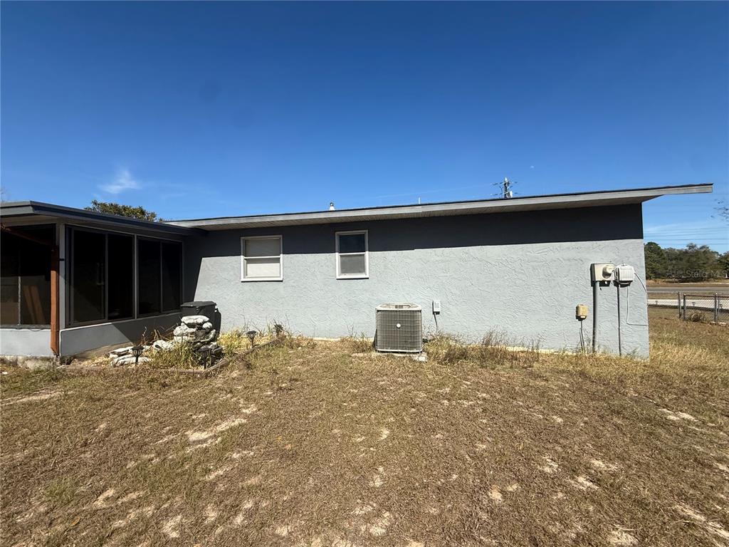 9302 Southeast Maricamp Road Ocala, FL 34472 - Photo 34 of 40 a backyard of a house