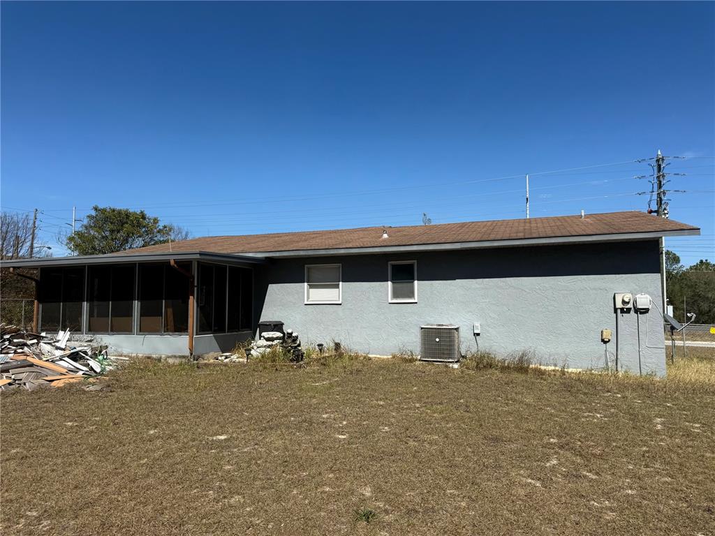 9302 Southeast Maricamp Road Ocala, FL 34472 - Photo 35 of 40 a backyard of a house with table and chairs with wooden fence
