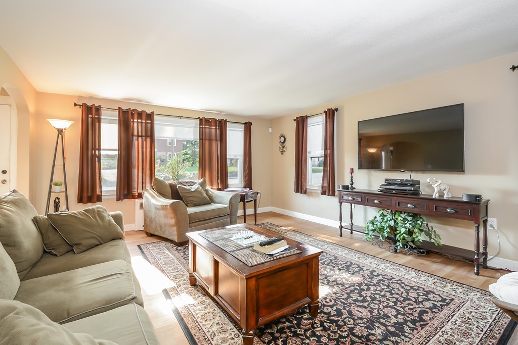 397 Massasoit Road Worcester, MA 01604 - Photo 2 of 29