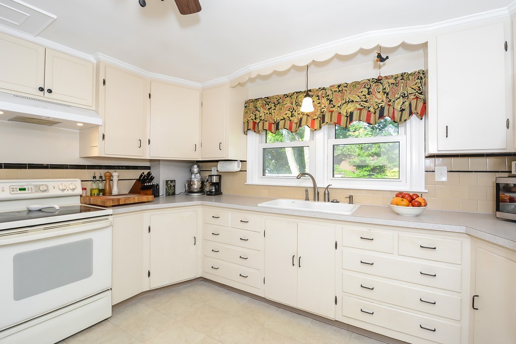 397 Massasoit Road Worcester, MA 01604 - Photo 3 of 29