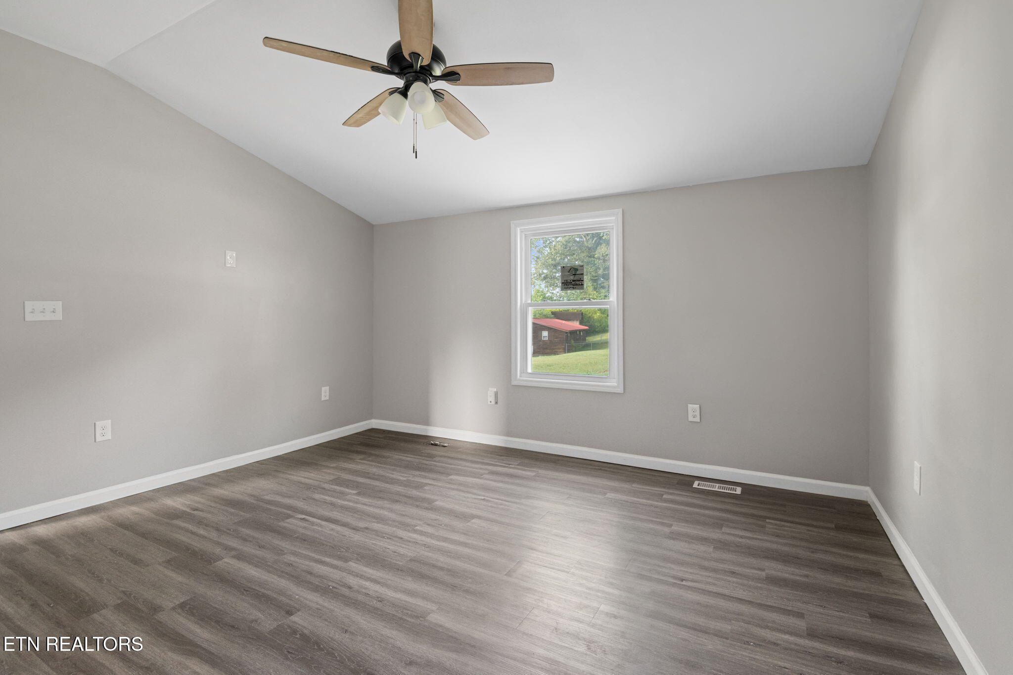 303 Hillcrest Street Clinton, TN 37716 - Photo 16 of 25 9-web-or-mls-303 Hillcrest-3128