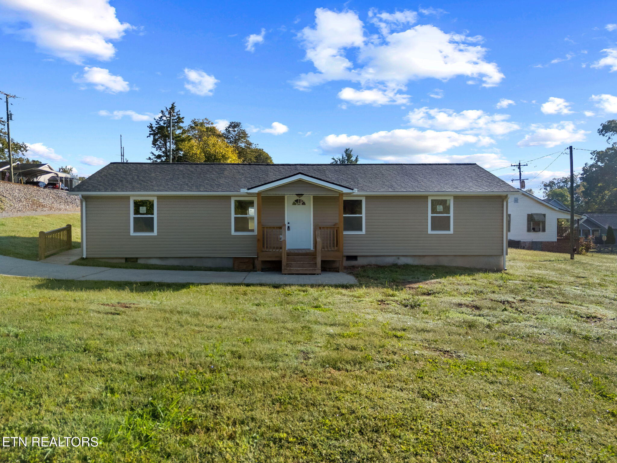 303 Hillcrest Street Clinton, TN 37716 - Photo 2 of 25 2-web-or-mls-303 Hillcrest--6