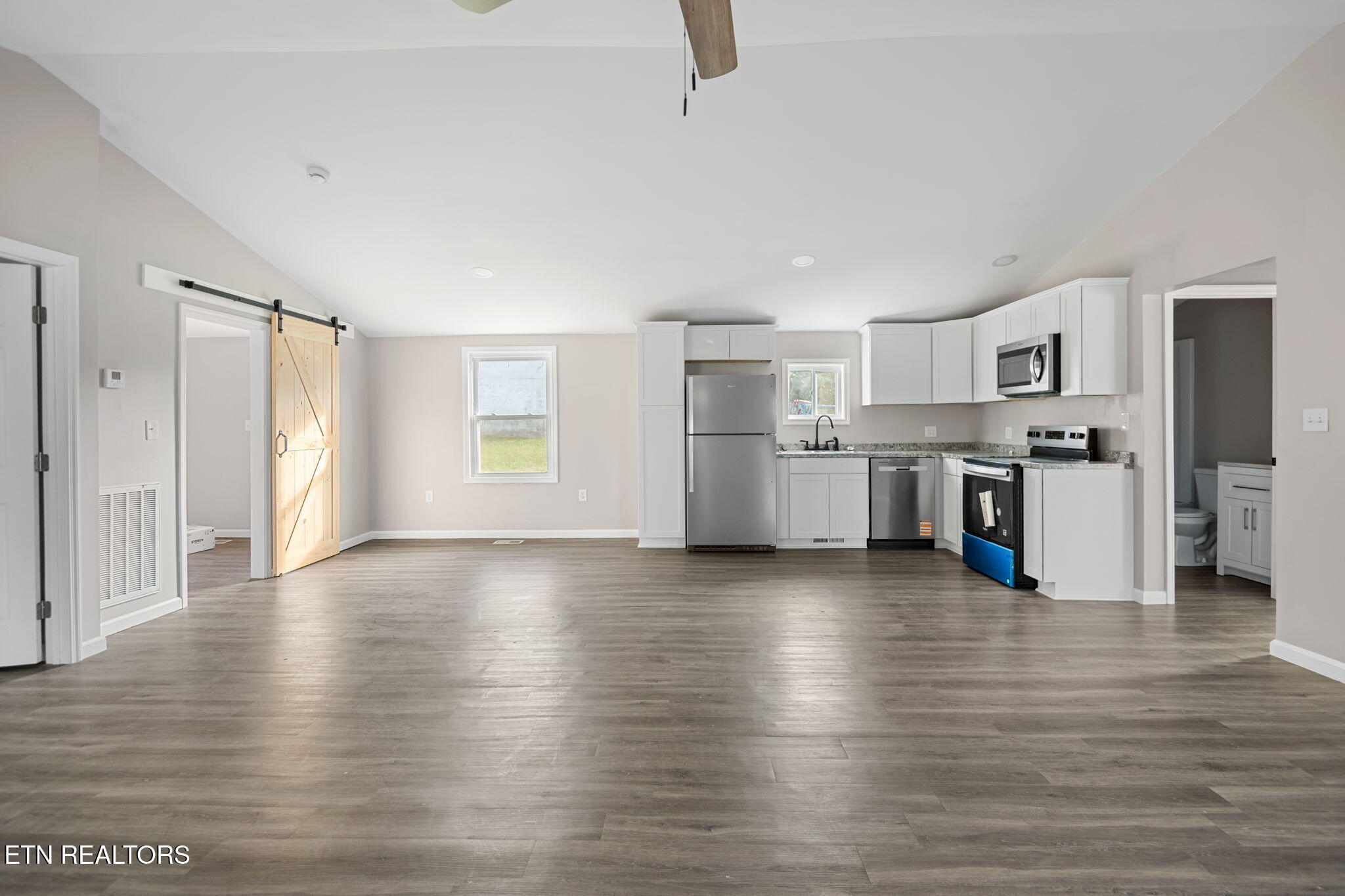 303 Hillcrest Street Clinton, TN 37716 - Photo 4 of 25 5-web-or-mls-303 Hillcrest-3110