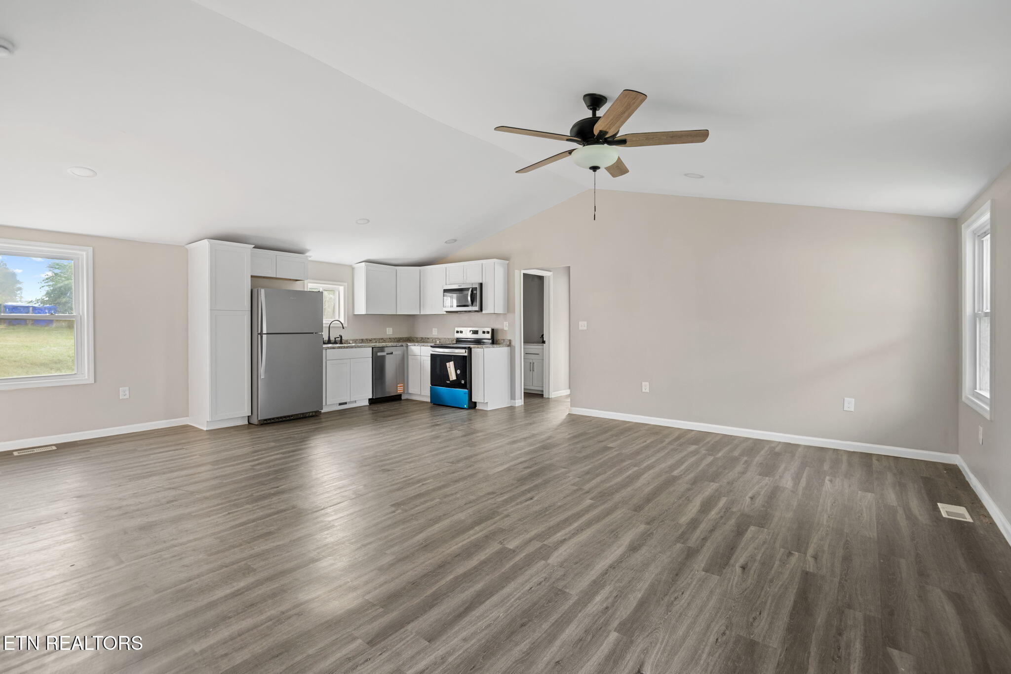 303 Hillcrest Street Clinton, TN 37716 - Photo 5 of 25 6-web-or-mls-303 Hillcrest-3113